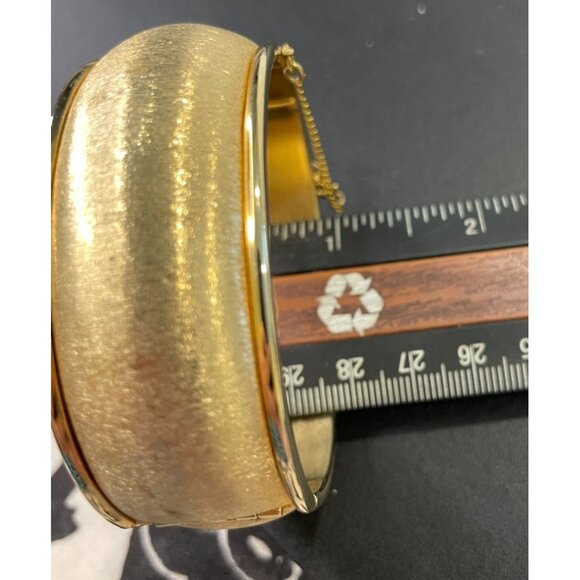 Vintage Textured Golden Bangle Hinged Bracelet Signed Napier - Picture 4 of 10